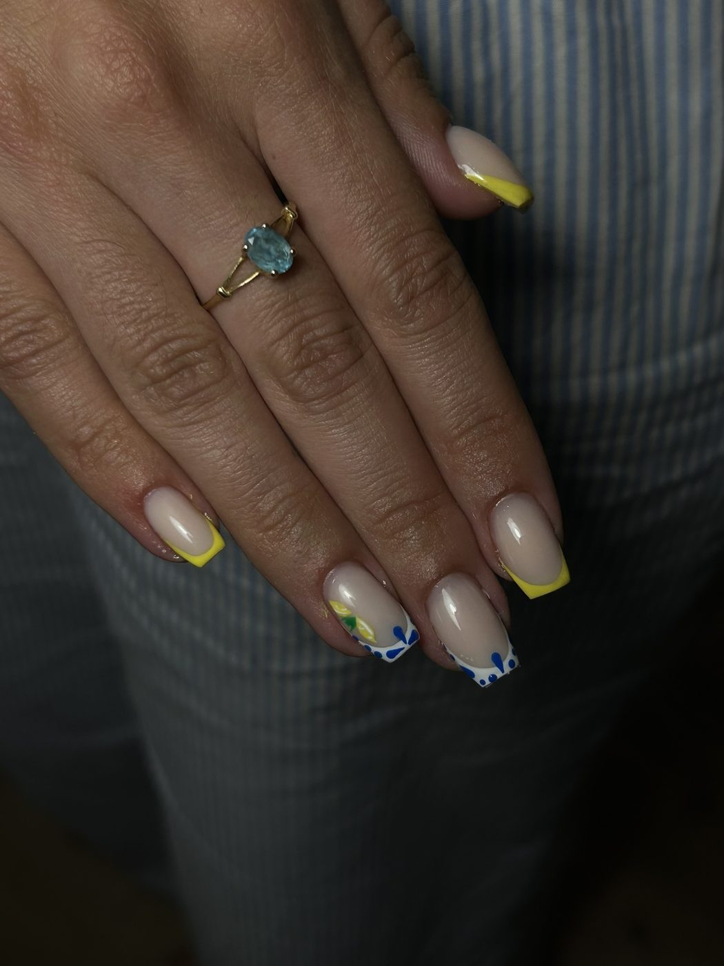 Nail art estival french jaune avec citrons et fleurs